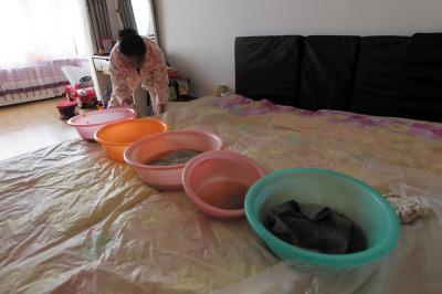 德钦楼上漏水，住户失联，小区没物管，业主维权难！律师来支招……
